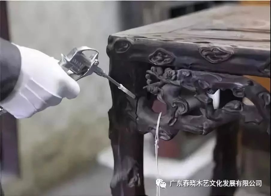 老紅木家具的修復(fù)過程，一經(jīng)修復(fù)煥然一新(圖2)