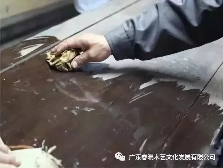 老紅木家具的修復(fù)過程，一經(jīng)修復(fù)煥然一新(圖4)