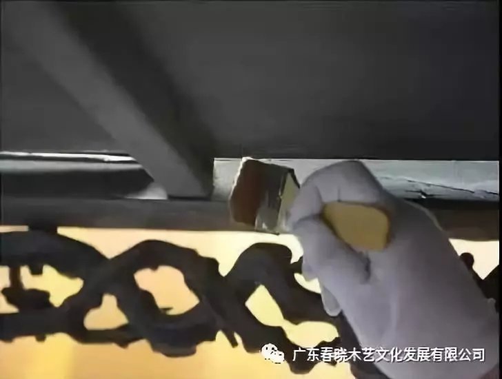 老紅木家具的修復(fù)過程，一經(jīng)修復(fù)煥然一新(圖5)