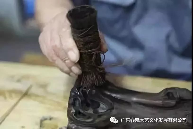 老紅木家具的修復(fù)過程，一經(jīng)修復(fù)煥然一新(圖13)
