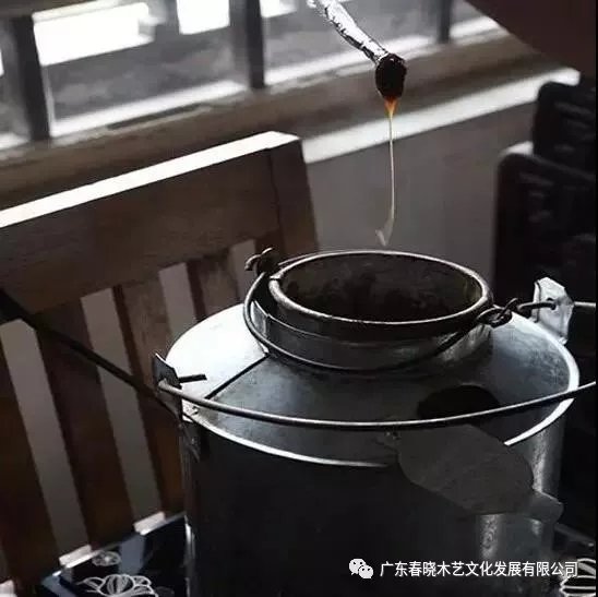 老紅木家具的修復(fù)過程，一經(jīng)修復(fù)煥然一新(圖15)